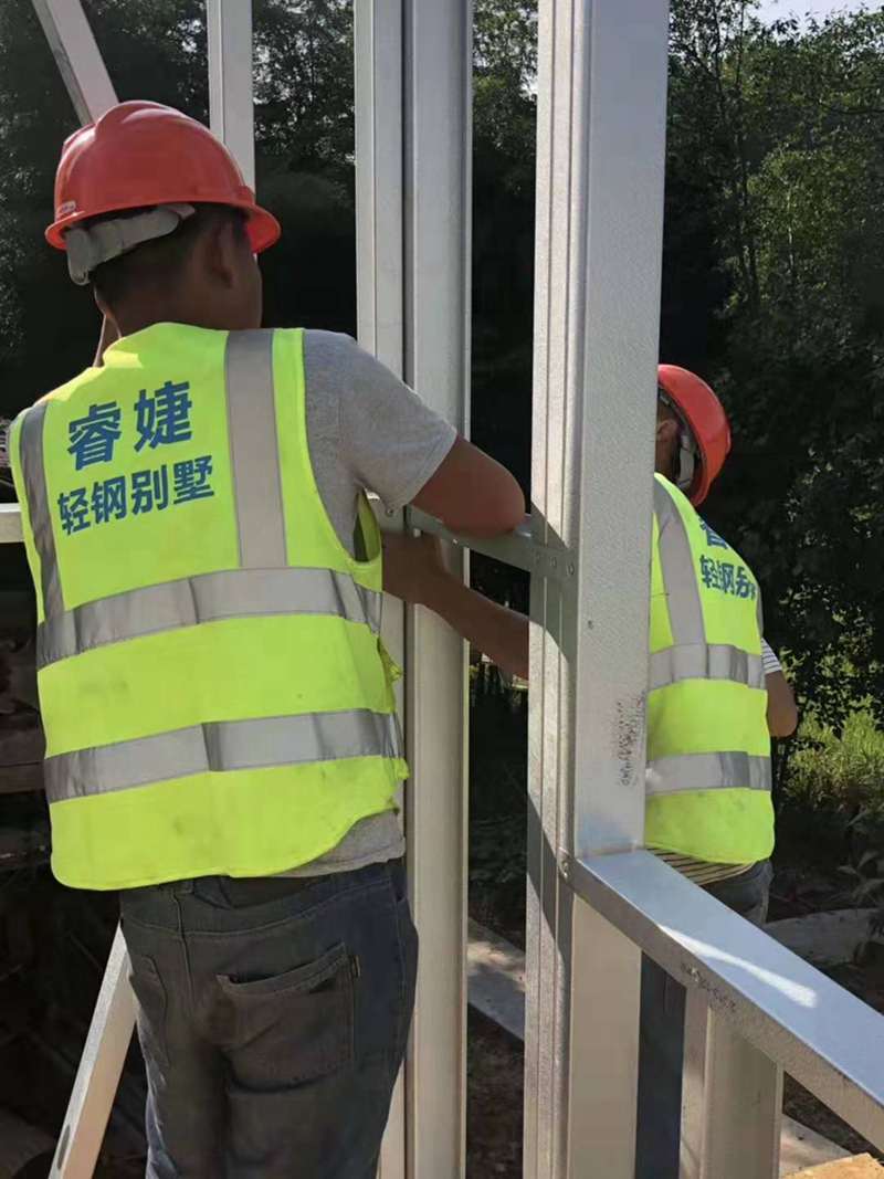 337P粉嫩大胆色噜噜噜 超低造价的轻钢别墅是怎么建出来的?品质又高 价格又低!(图5) 轻钢别墅施工